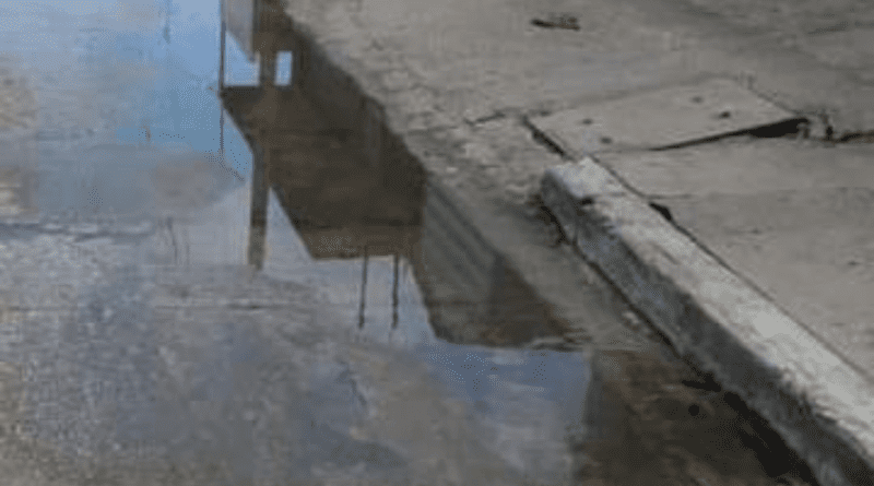 Urgen vecinos reparar drenaje de aguas negras en la Av. Espínola Blanco