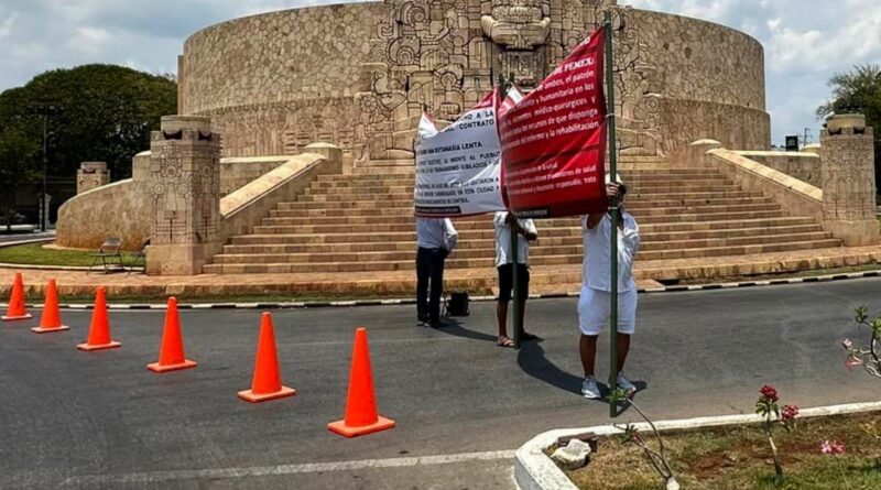 Jubilados de PEMEX bloquearon calles en paseo de Montejo para exigir medicinas