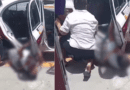 ABUELITA TERMINÓ DEBAJO DE TAXI AL RESBALAR CUANDO INTENTABA ABORDARLO