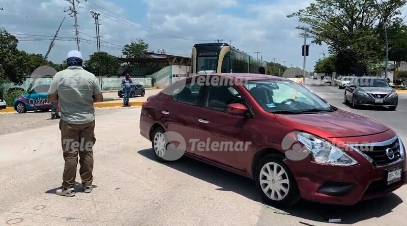 CAUSAN CHOQUE ENTRE CAMIONETA Y AUTO AL TAPAR MALLA EN PASO DEL TREN LIGERO POR LA HÉROE DE NACOZARI… Y SEMÁFOROS NO FUNCIONAN