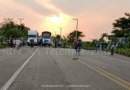 CONTINÚA EL BLOQUEO EN LA CARRETERA FRONTERA – CIUDAD DEL CARMEN; HAY LARGAS FILAS